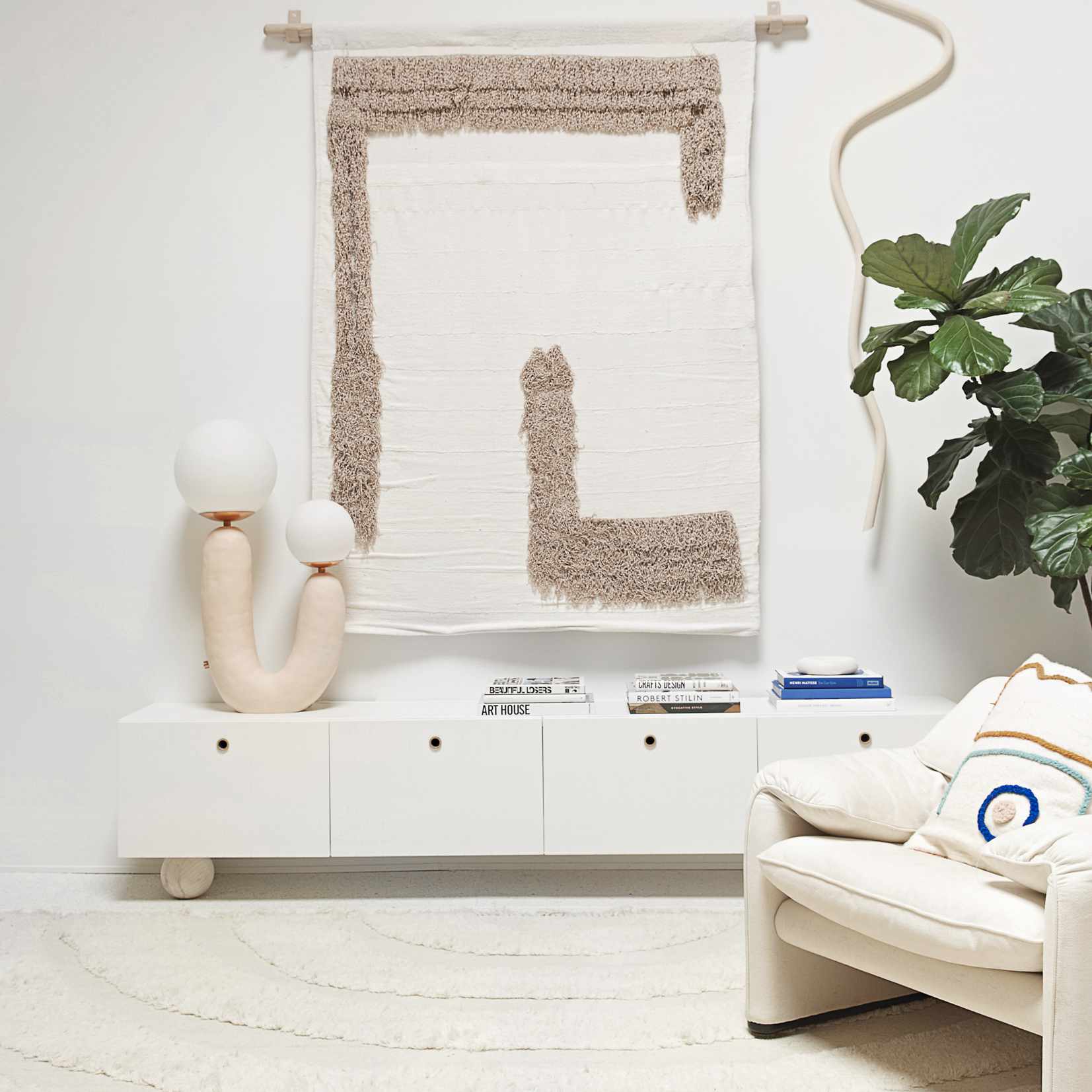 带有媒体控制台的中性现代客厅。