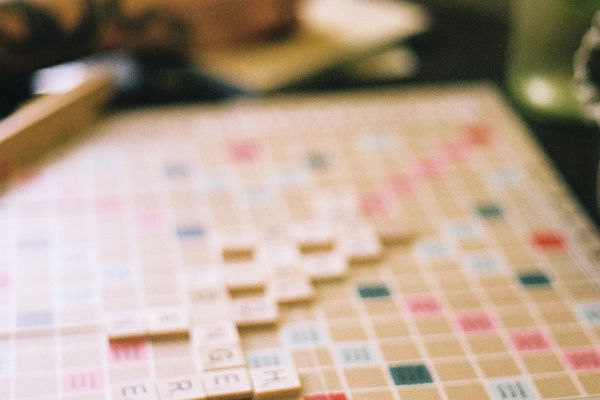 人们玩拼字游戏