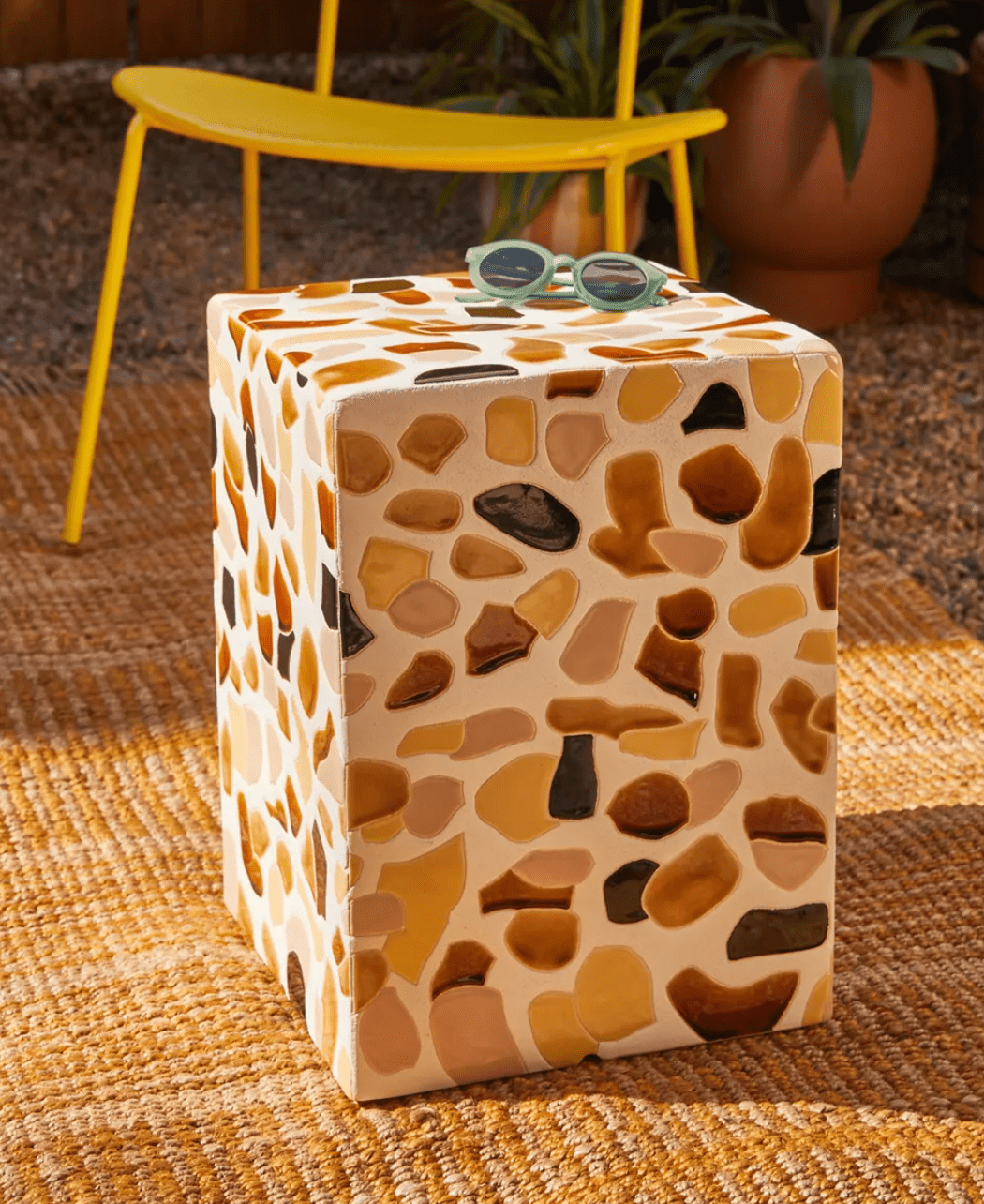 Terrazzo Side桌子，目前在城市出口销售