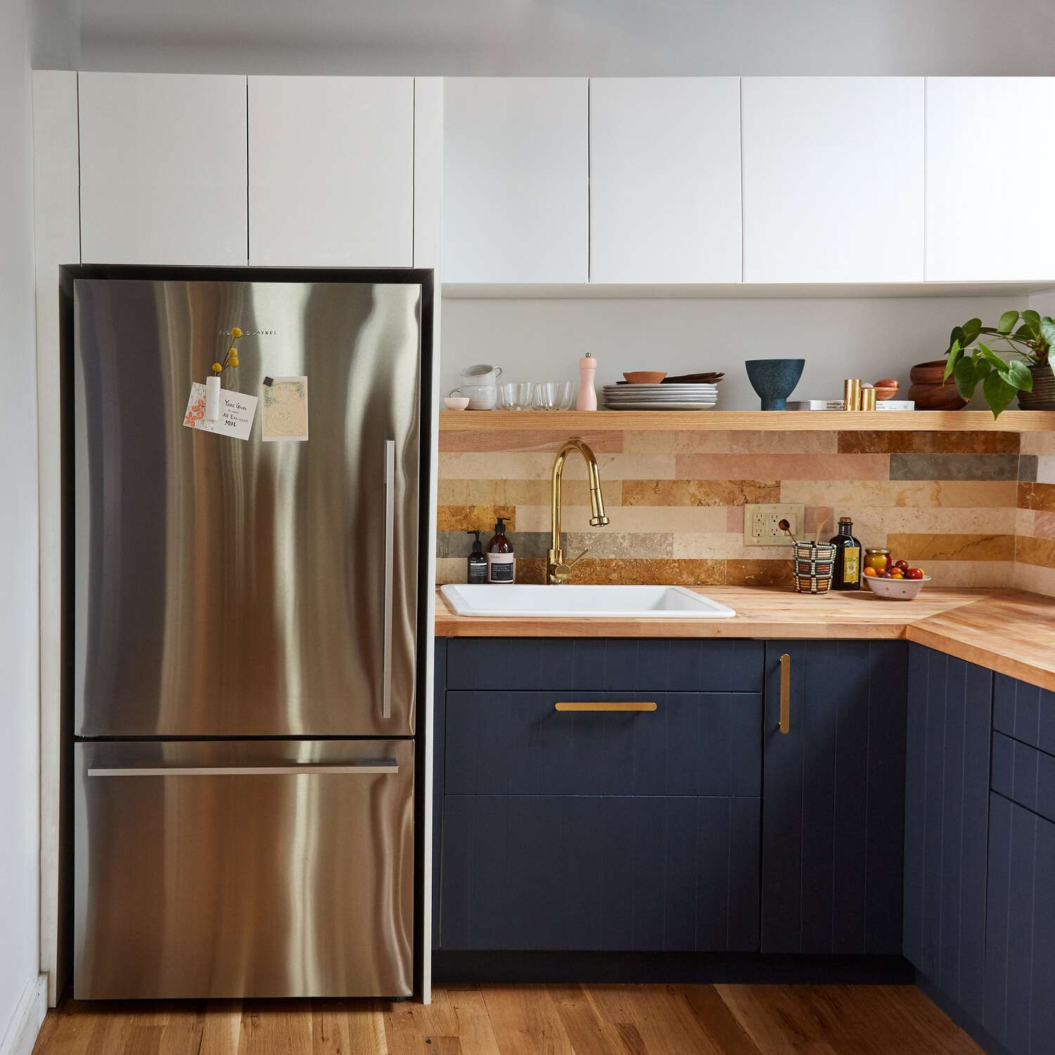 一个摆放着宜家橱柜的小厨房