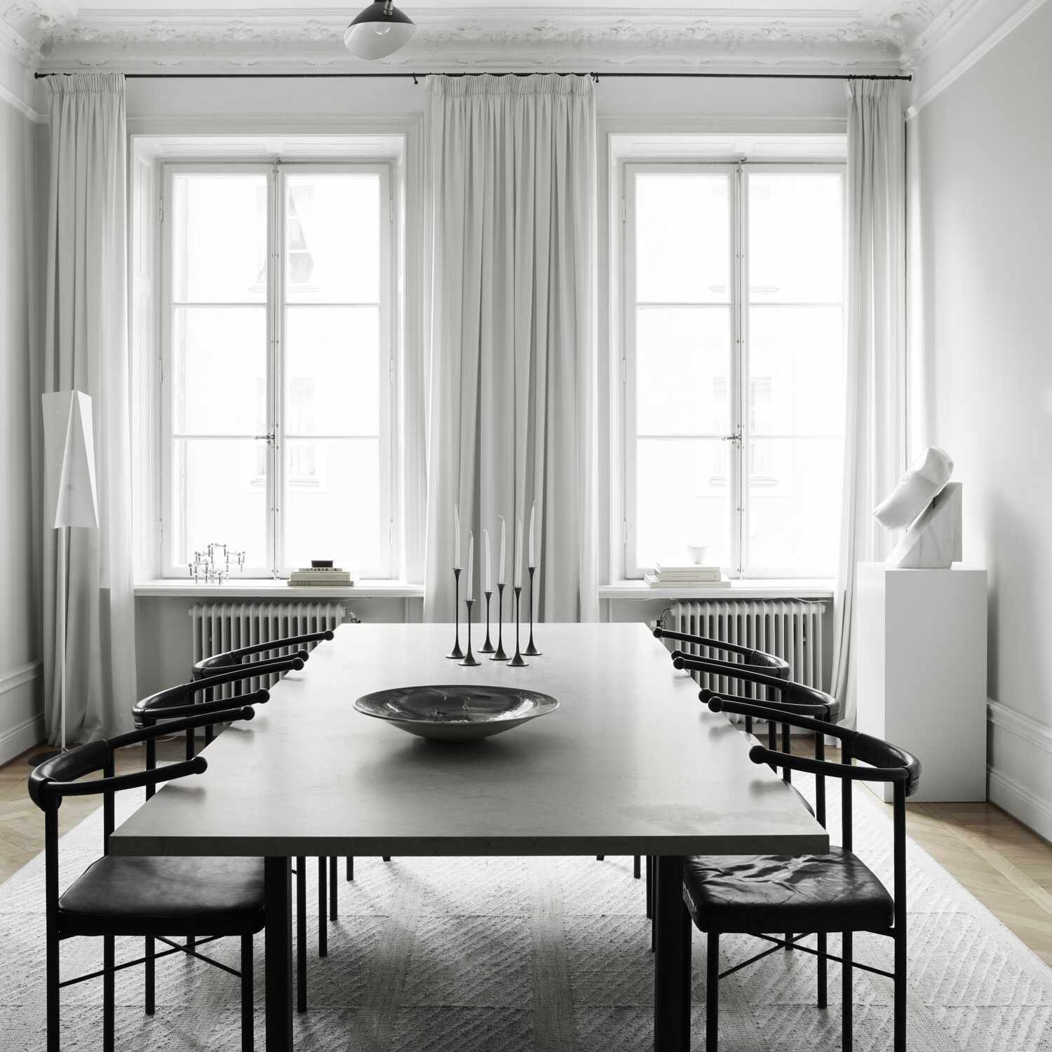 黑白相间的餐厅，长长的白色窗帘与墙壁相配