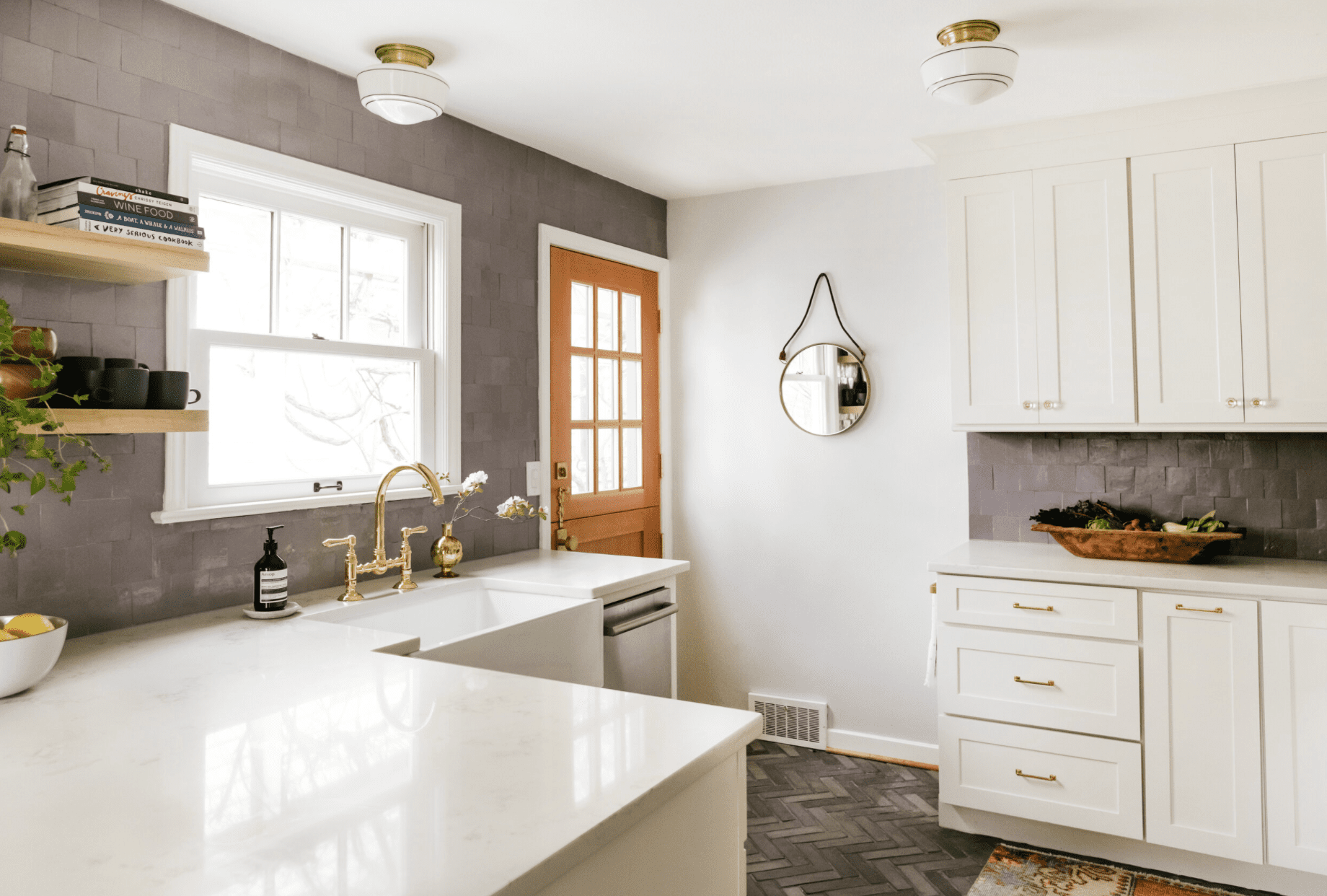 厨房衬里饰有淡紫色瓷砖