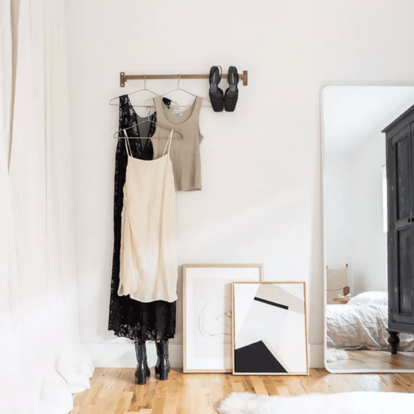 阿特倚着墙，坐在地板上