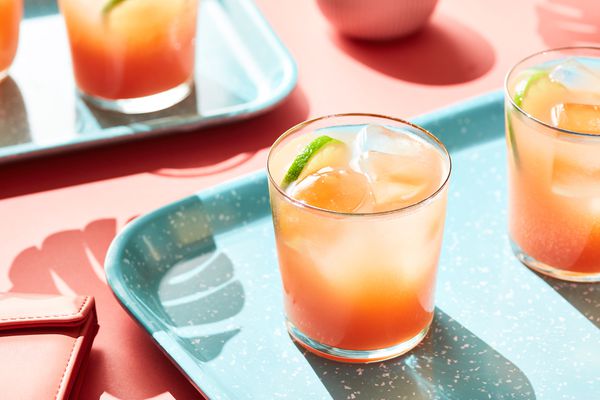 托盘上的鸡尾酒