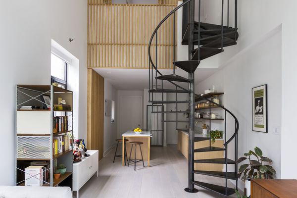 黑色螺旋楼梯公寓概述。