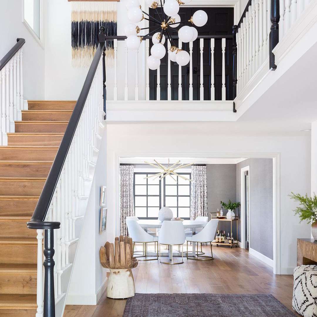 楼梯与栏杆形成对比。