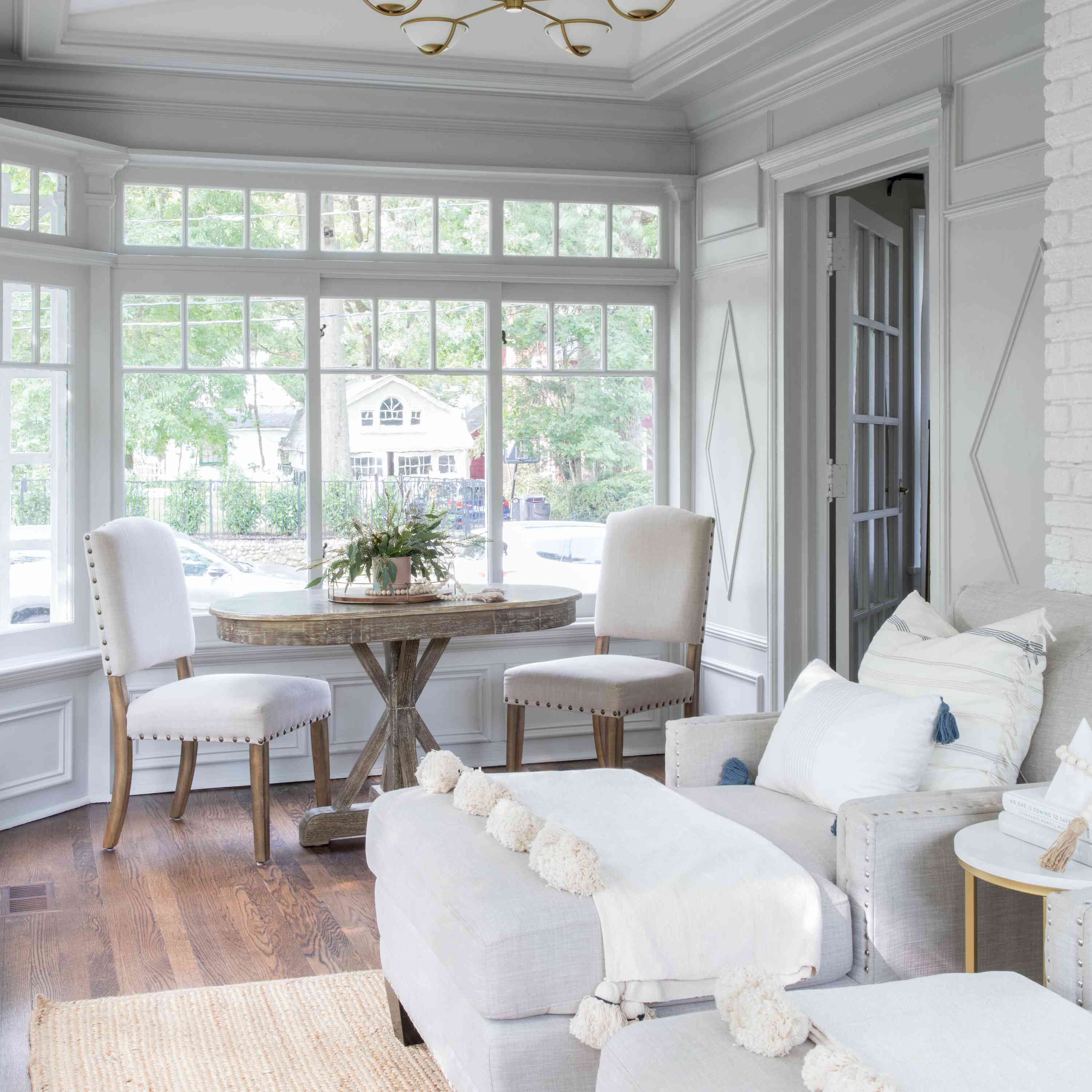 明亮的日光室与白色毛绒躺椅休息室。