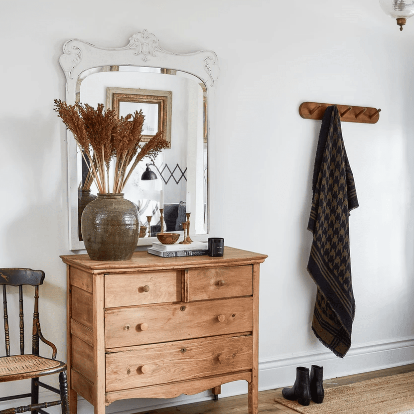 组织古董梳妆台。