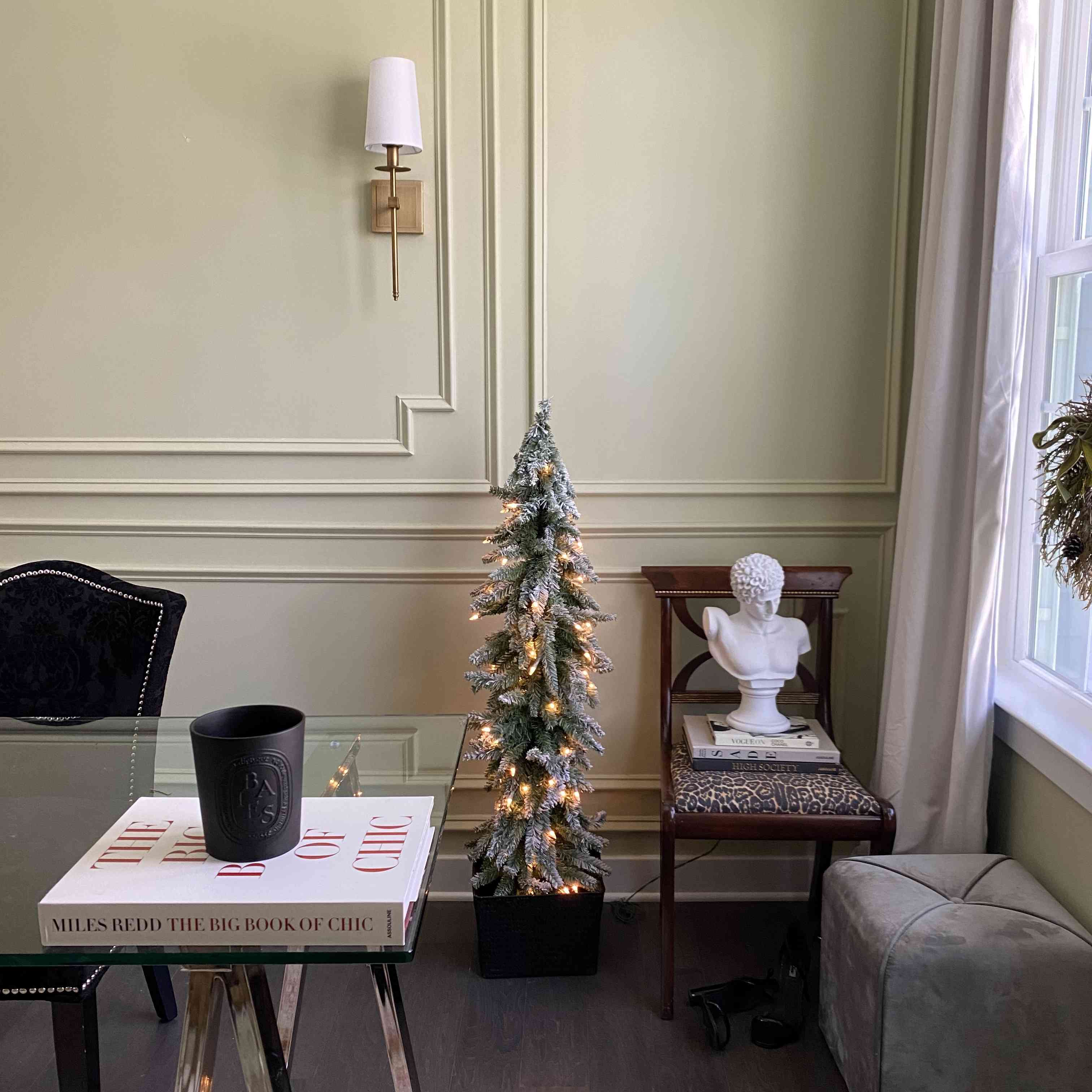 小树旁半身像。