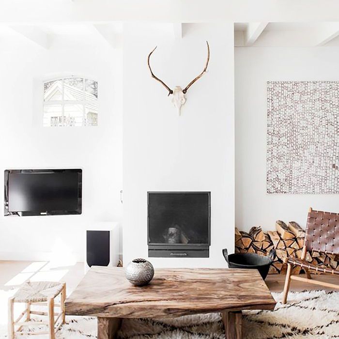 一间带再生木材茶几的客厅