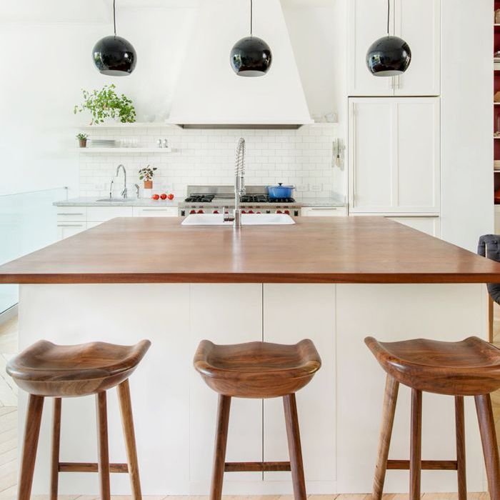 与人字形图案的木地板厨房