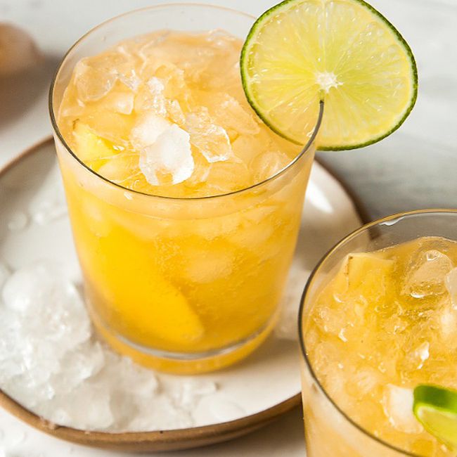 鸡尾酒加碎冰和石灰。”class=