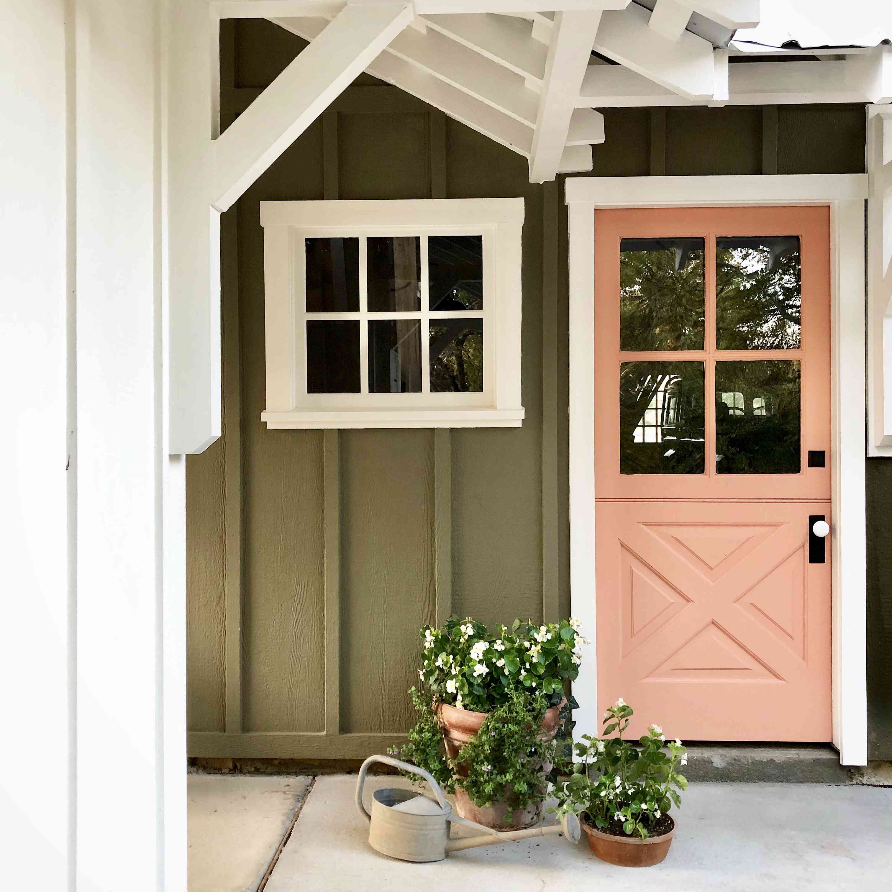 有桃红色荷兰门的温室