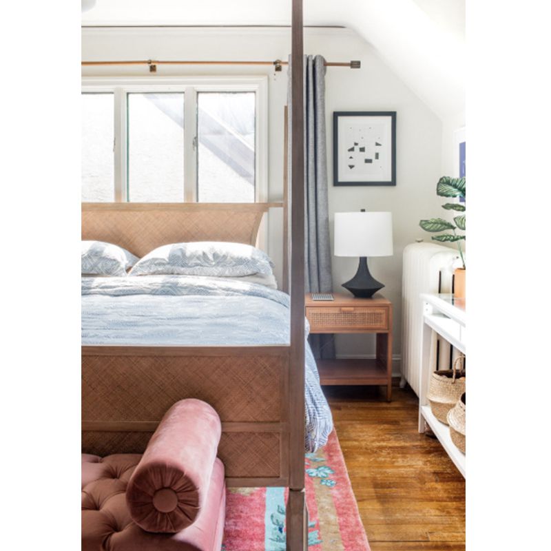 光，明亮的卧室配有四柱床和簇绒粉色替补。