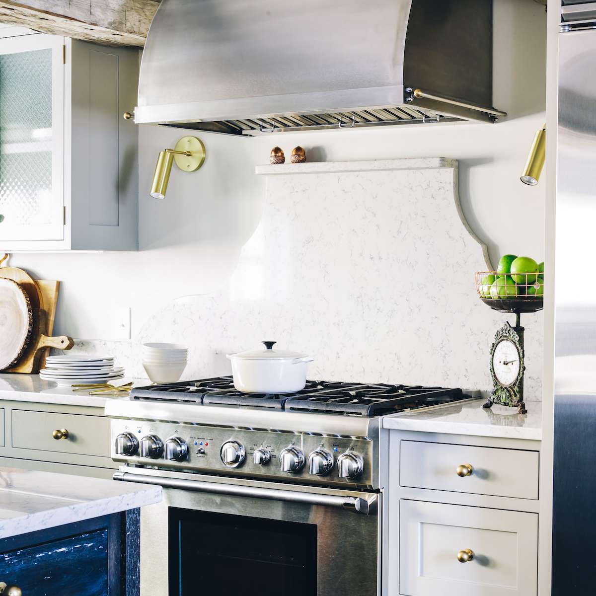 厨房配有独立式大理石背板