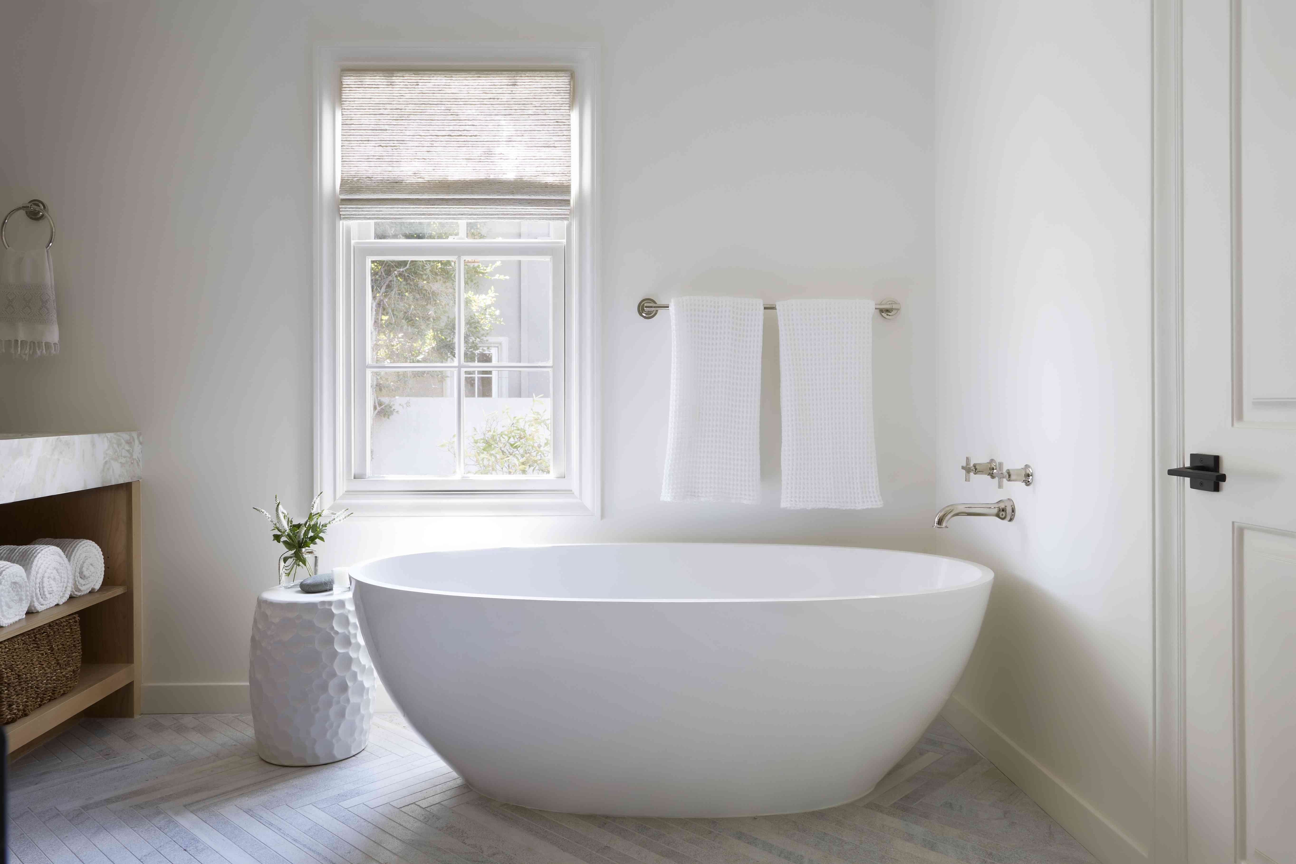 寡妇身下的瓷独立式浴缸。