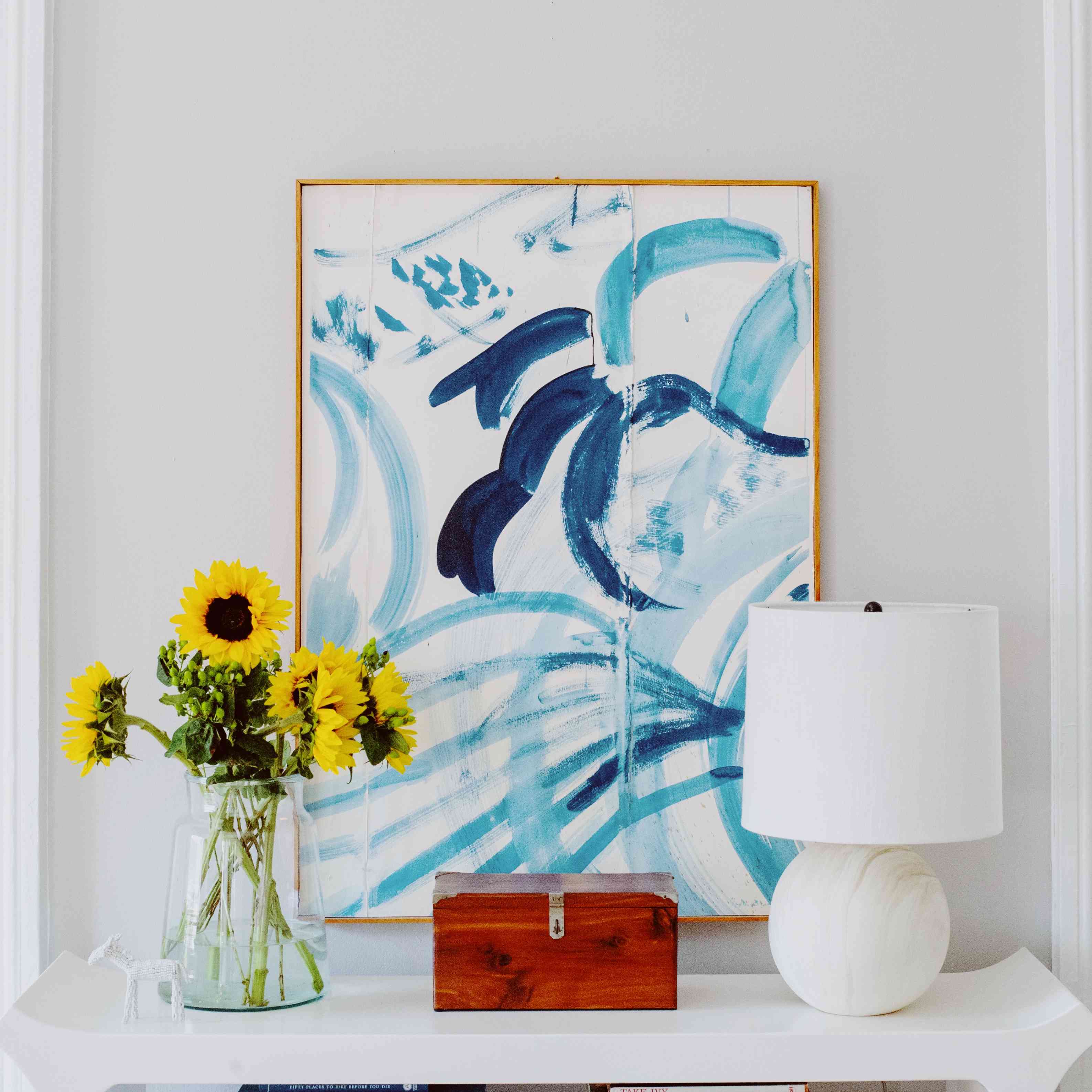 阿曼达·格里利家之旅-控制台与书籍和抽象艺术作品