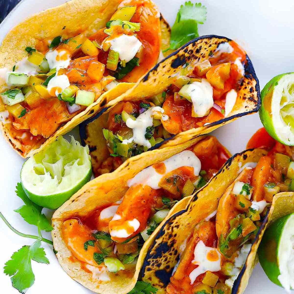 水牛鸡玉米饼，芹菜，甜椒，辣酱＂class=