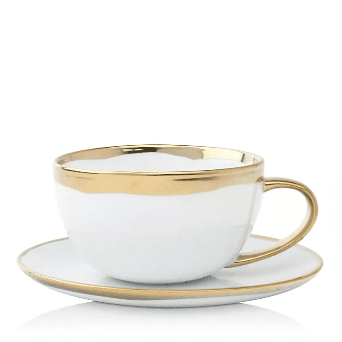 白色的杯子和碟子一套黄金装饰。