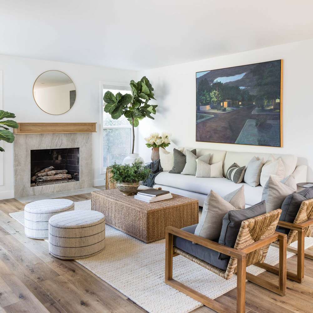 一间带浅灰色大理石壁炉的客厅