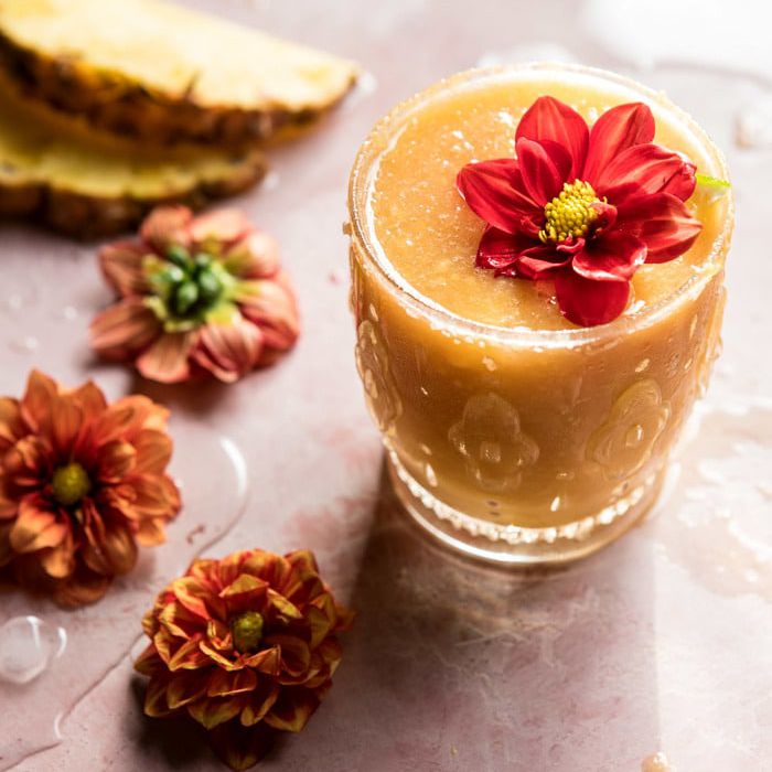 冰冻鸡尾酒配上食用花。