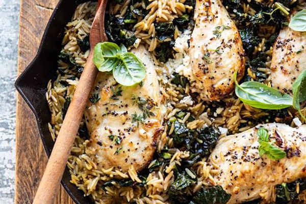 一个煎锅奶酪塞满了鸡肉和奥罗