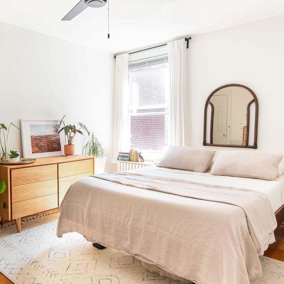 租赁卧室与现代风扇装置。