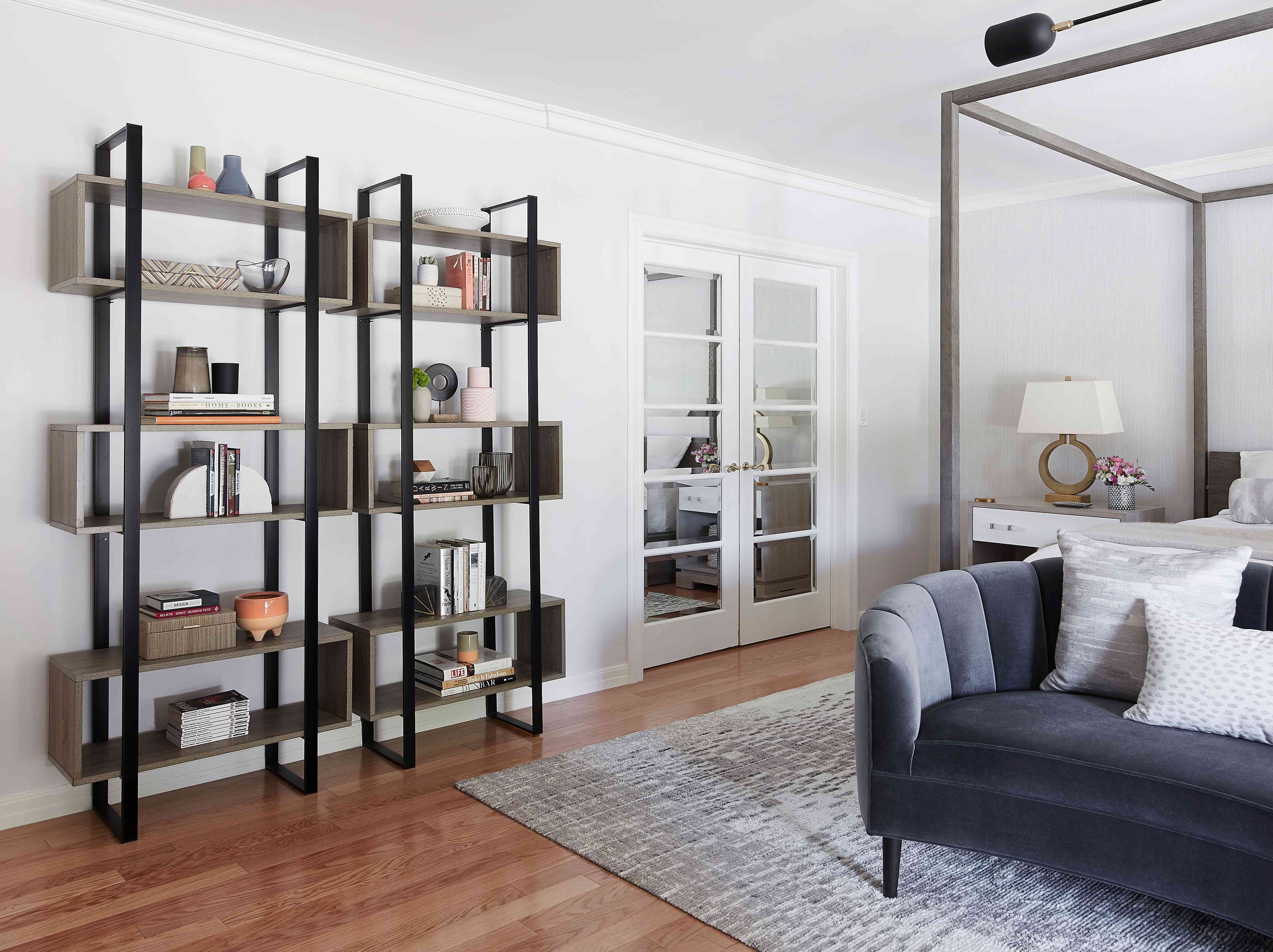 卧室配有法国门进入壁橱。