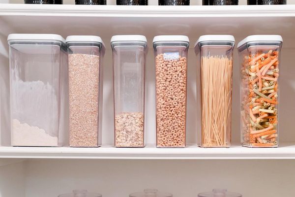 带储物箱的有组织的餐具室。