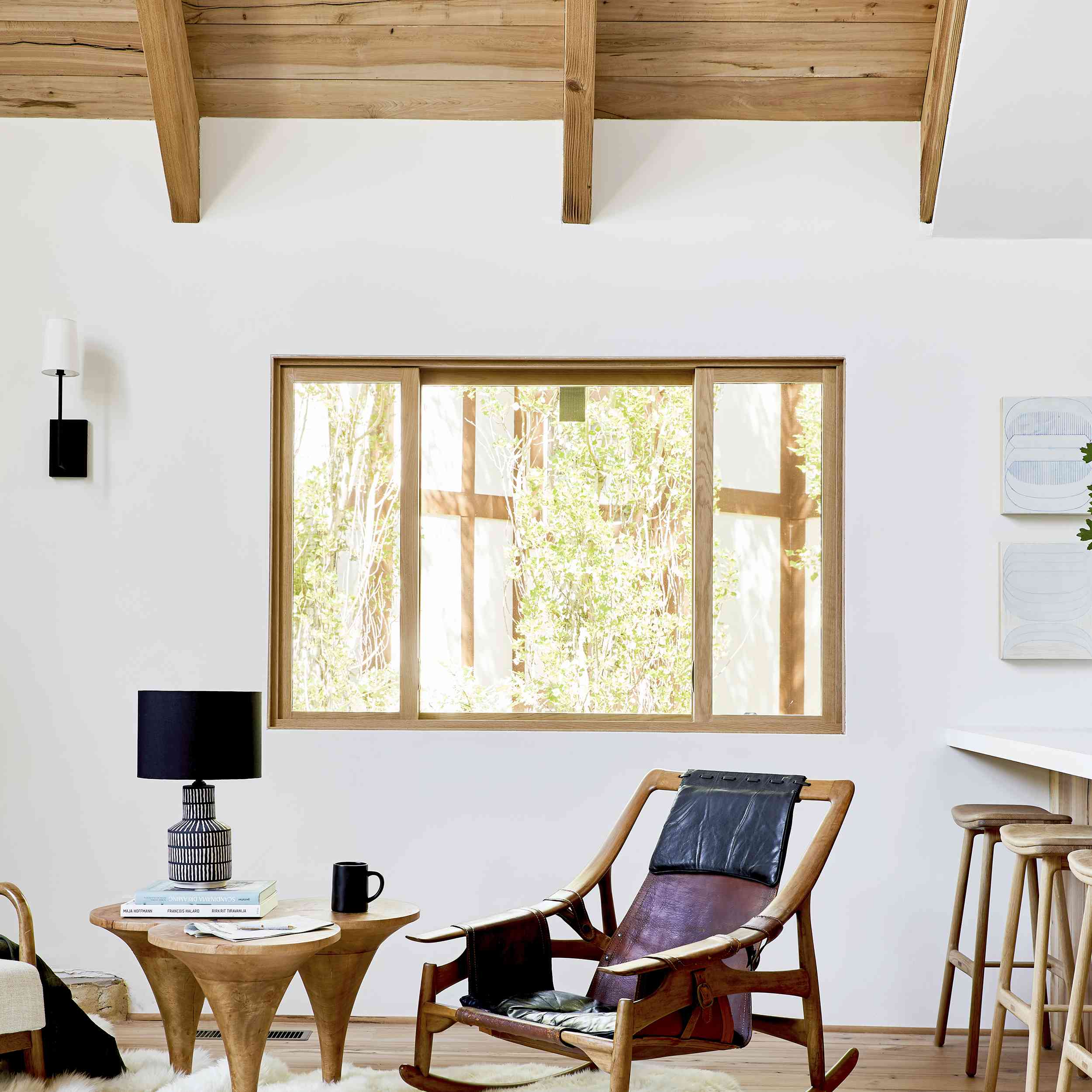 一个世纪中叶休息区，通过留出窗饰最大化光。