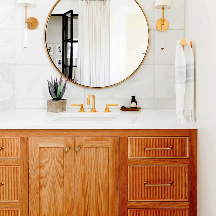 浴室里的圆形镜子