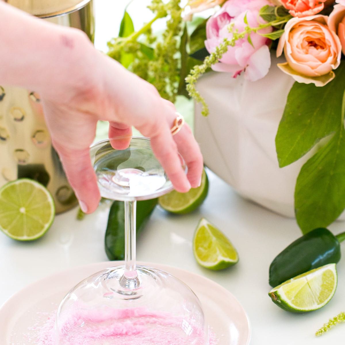 如何制作玛格丽塔鸡尾酒——在玻璃杯边缘加盐或糖