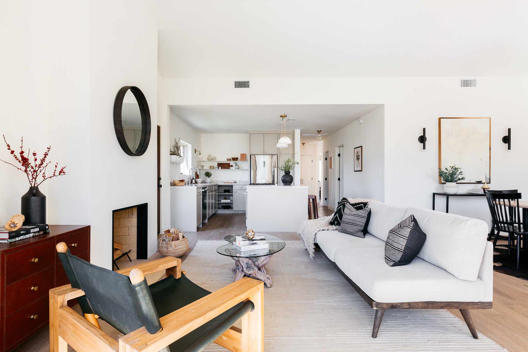 客厅视野与现代沙发。