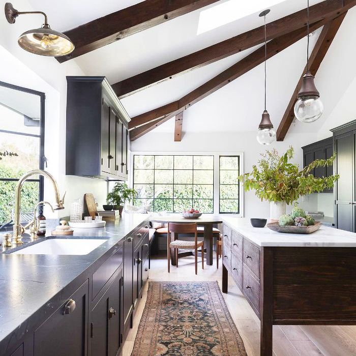 宽板在厨房的白橡木地板