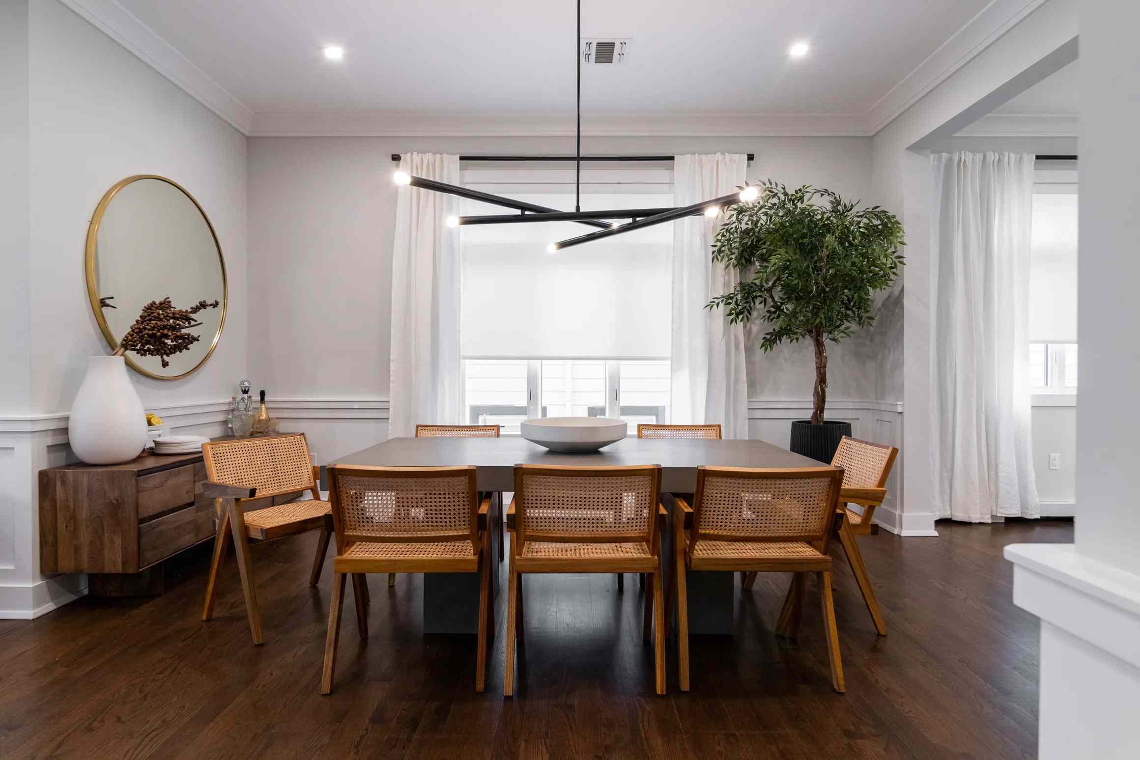 高端用餐室配有现代灯具。