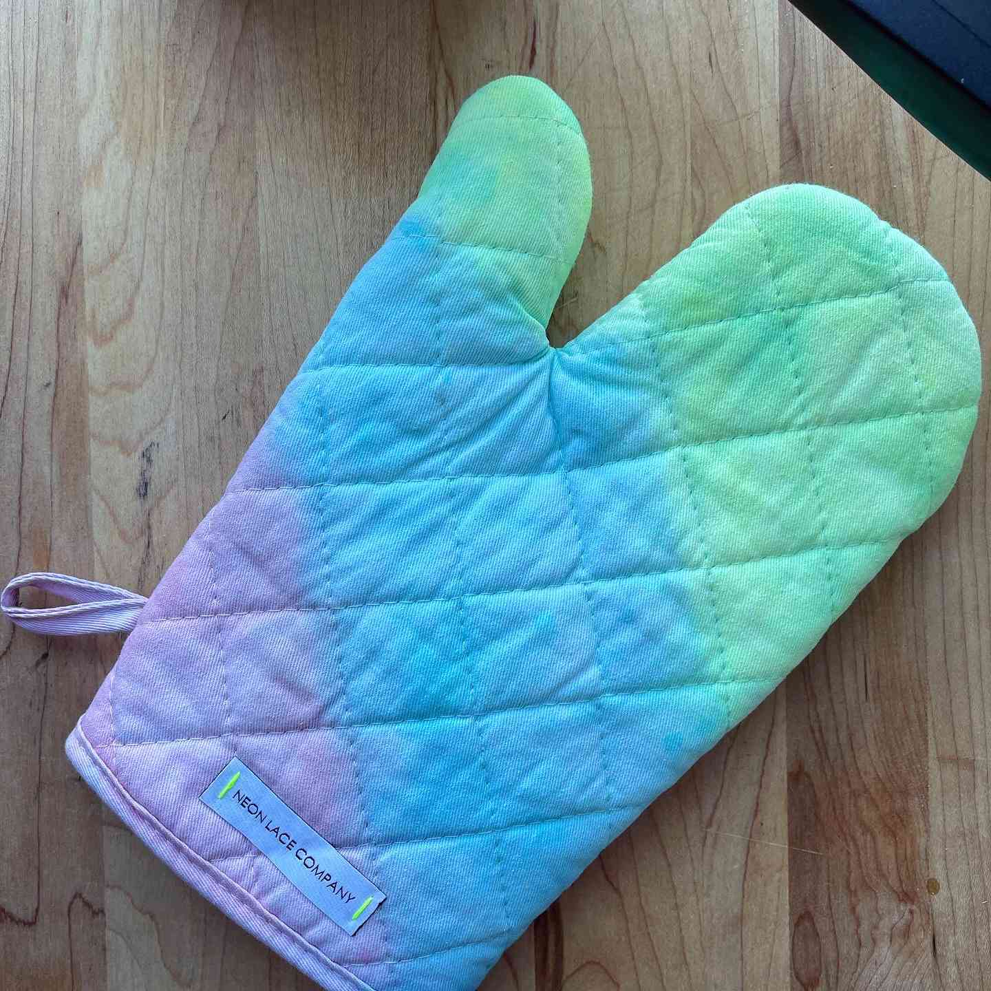 Flatlay独角兽烤箱手套。