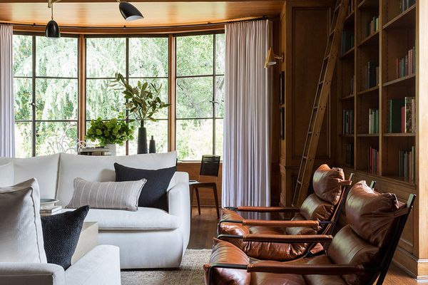 图书馆房间与木镶板和现代饰面