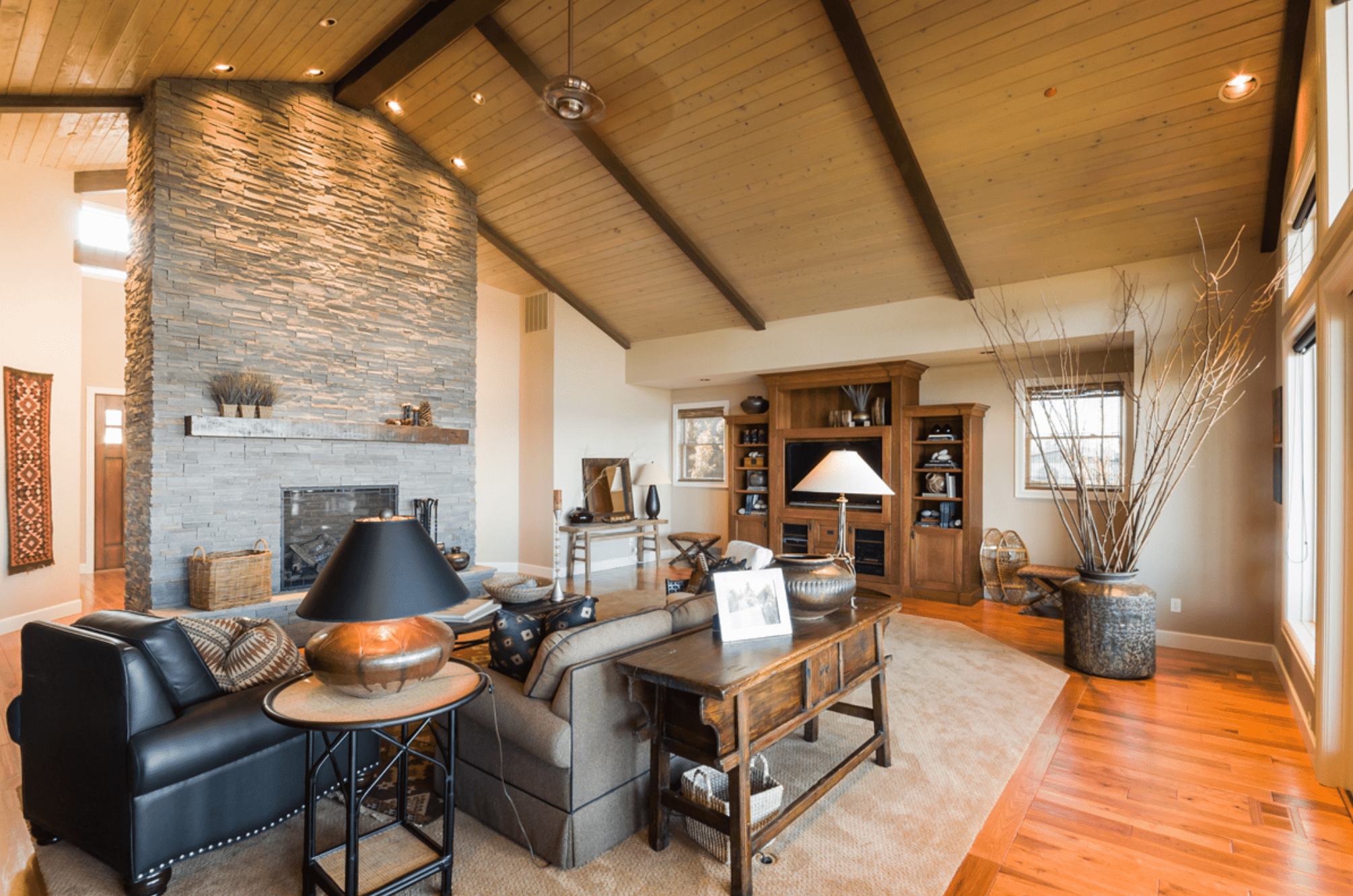 在木制的，A型架风格的客厅在朴实的调色板嵌灯