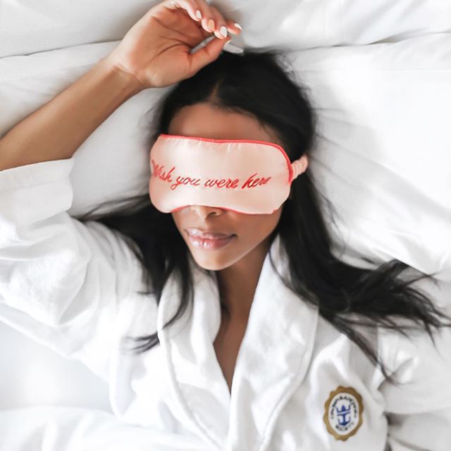一位女士为了善待自己，睡觉时戴着一个眼罩，上面写着