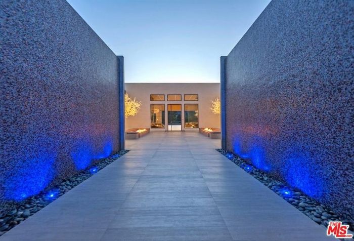 两个相对的瀑布水墙。