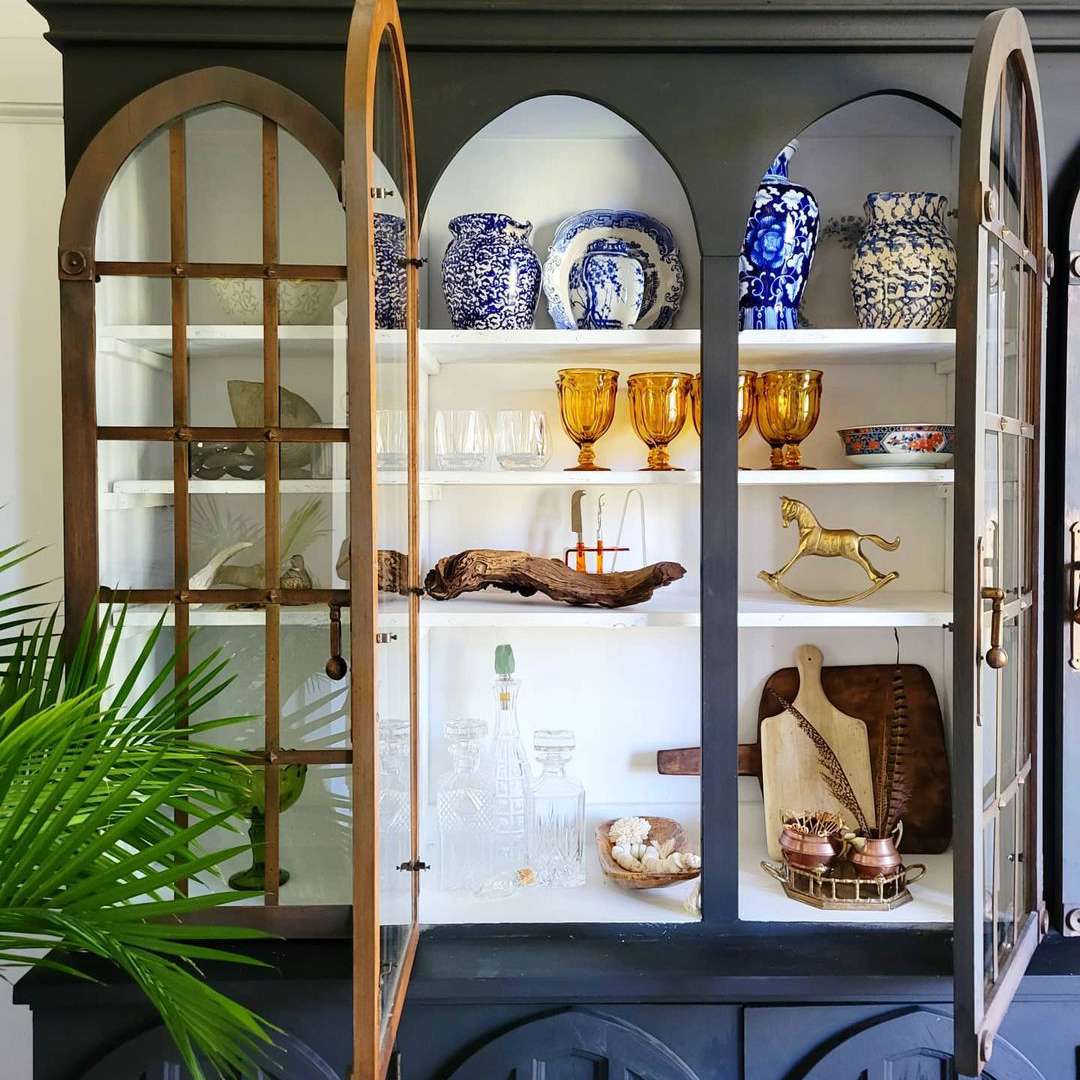 中国内阁装满了古董装饰。