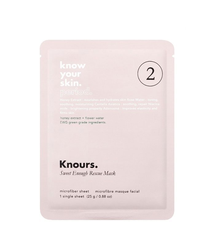 一个粉红色的小包，里面装着一个Knours牌的面膜。”class=