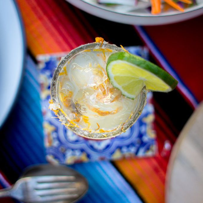 玛格丽塔配上干燥金盏花和石灰楔。