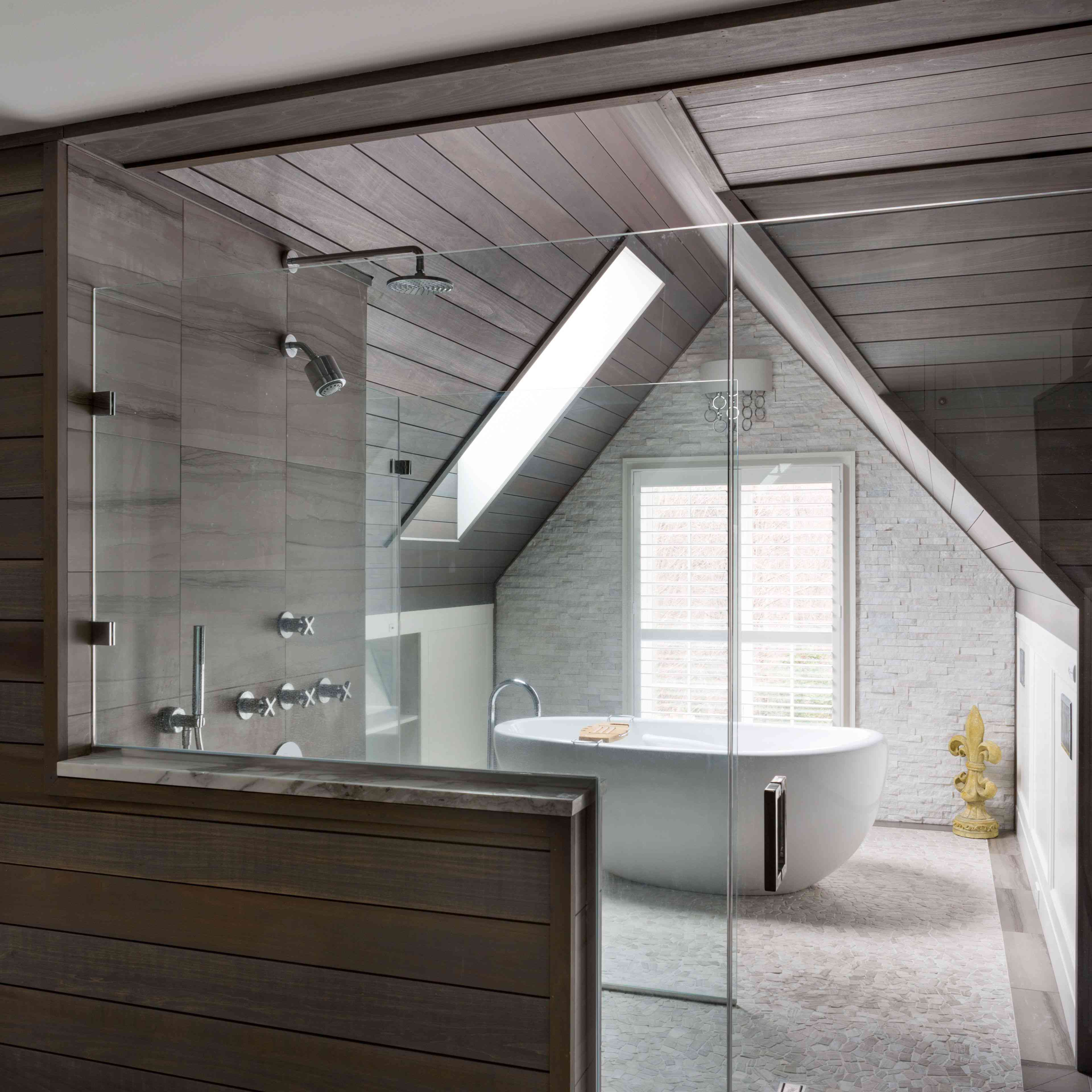 与倾斜的天花板仿古浴室