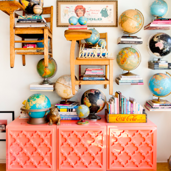 挂满书籍和地球仪的架子。