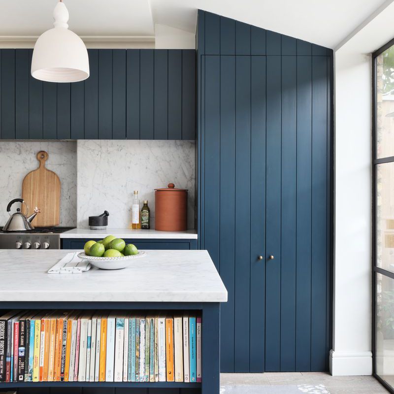 带书架的厨房岛