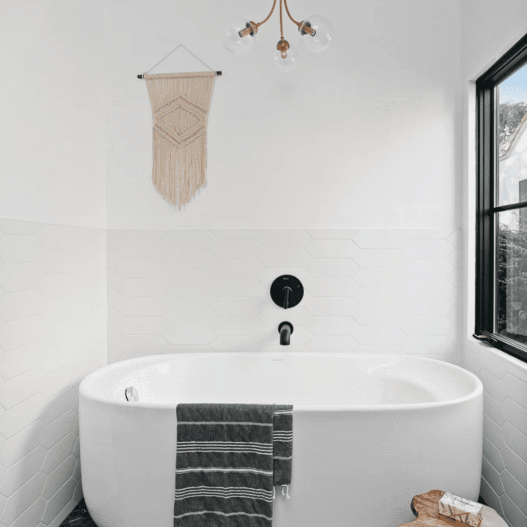 一个浴室和一个白色的浴缸和炭砖-lined floors