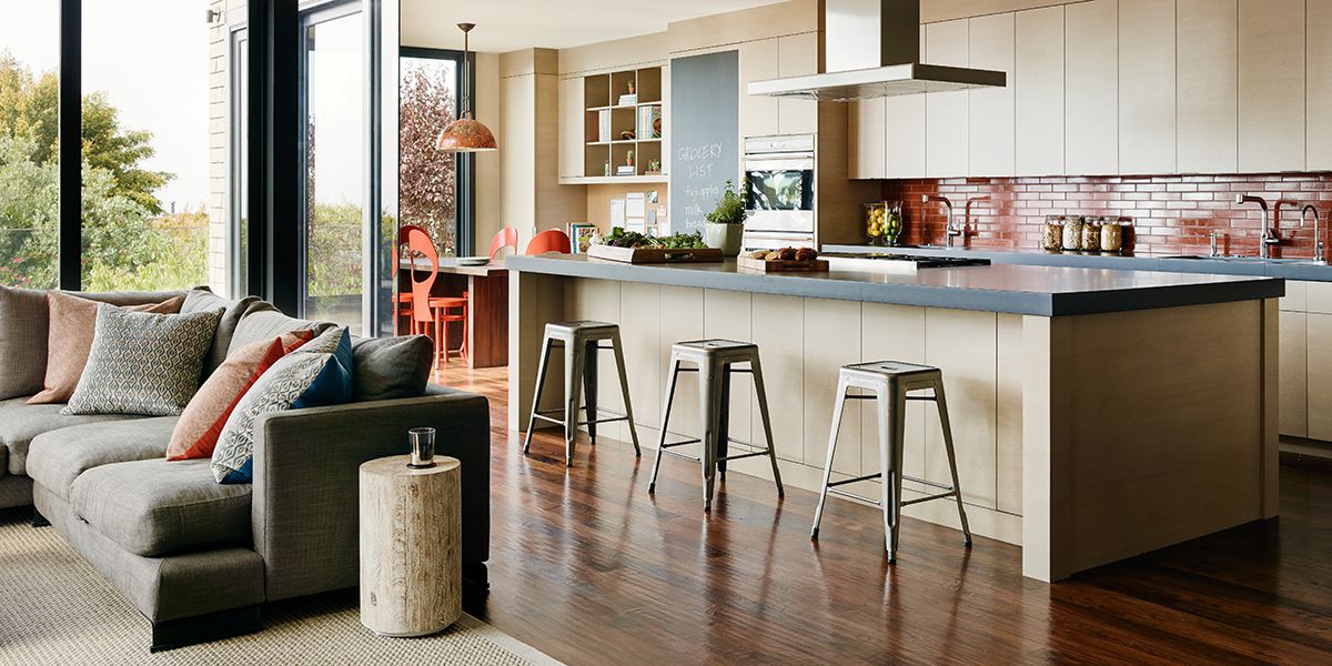 一个带有红色瓷砖后挡板的开放式厨房。