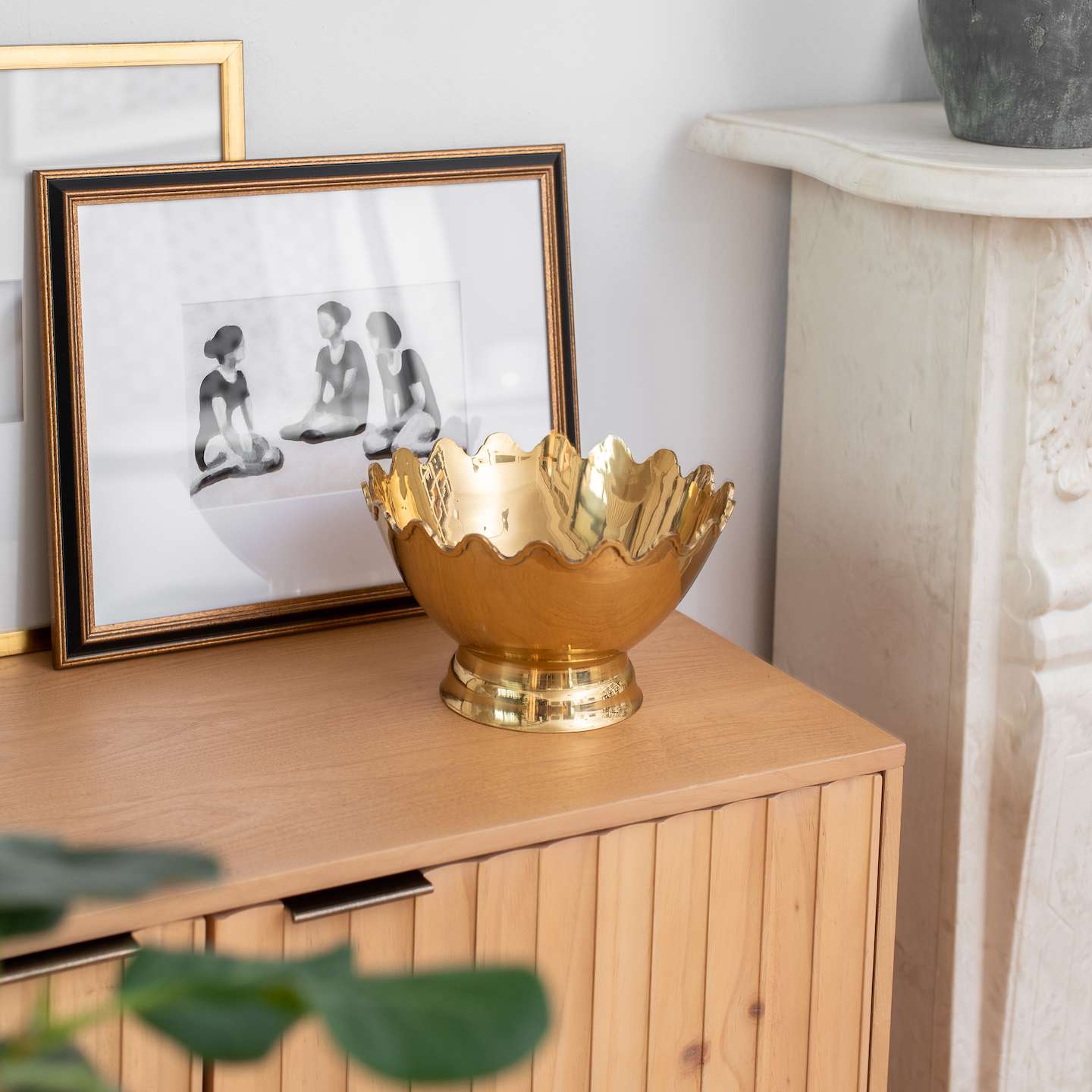 木制梳妆台，上面有金碗。