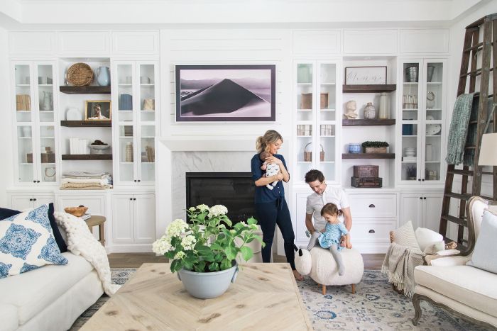 曼诺家的客厅里有一张白色的沙发